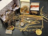 une boîte remplie de bijoux en or posée sur une table