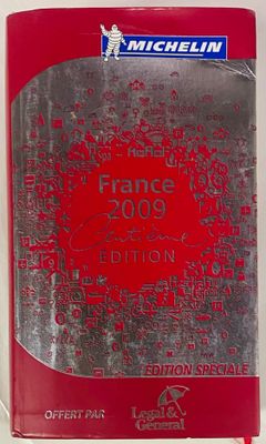 Le livre est rouge et argenté, avec une couverture argentée.