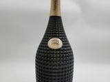 une bouteille de champagne posée sur une table blanche