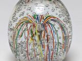 une boule de verre contenant tout un tas de fils colorés