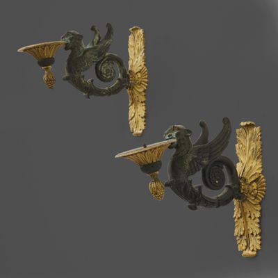 une paire d'appliques murales anciennes en laiton, ornées d'un dragon à l'arrière