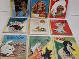 plusieurs livres pour enfants sont alignés sur une surface blanche