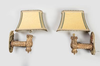 une paire d'appliques murales anciennes en laiton, munies d'abat-jours