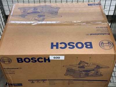 une boîte posée sur un carton