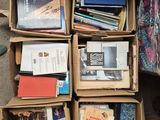 de nombreux cartons de livres empilés les uns sur les autres