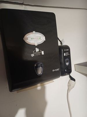 une image représentant une photo en noir et blanc d'un sèche-mains fixé au mur