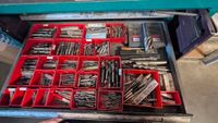 Servante d'atelier contenant des pièces d'usinage, porte-out… (photo 3)