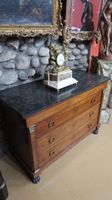 Commode Empire à pieds griffés, pilastres et plateau de marb… (photo 5)