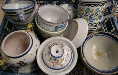 un panier rempli de différentes sortes de poteries posé sur la table