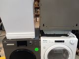 deux machines à laver et un sèche-linge posés sur une palette