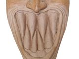 une image représentant un masque en argile sur fond blanc