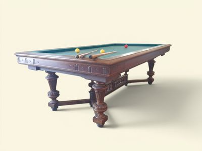une table de billard sur laquelle est posé un triangle de billard