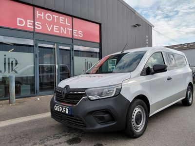 La camionnette blanche est garée devant l'Hôtel des Ventes.