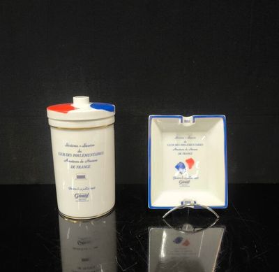 un récipient blanc avec un couvercle rouge à côté d'un récipient blanc avec un couvercle bleu