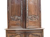 un vieux meuble en bois avec deux portes et un tiroir en dessous