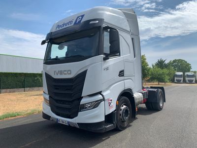 un camion blanc garé sur le bord de la route