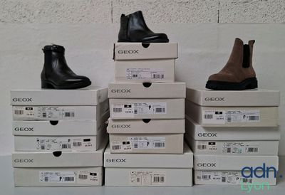 plusieurs boîtes de chaussures sont empilées les unes sur les autres