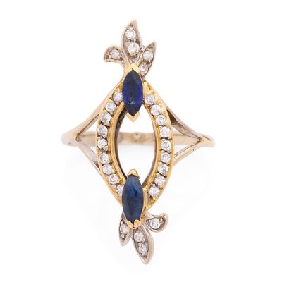 gros plan d'une bague en diamant et saphir sur fond blanc