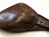 un étui en cuir marron muni d'un bouton