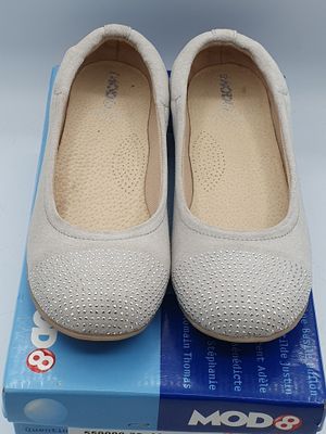 deux paires de chaussures pour femmes posées sur une boîte