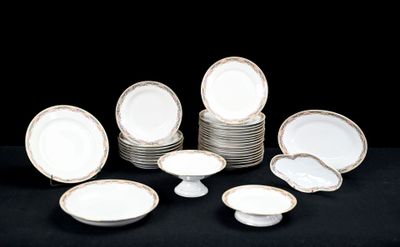 un grand nombre d'assiettes posées sur une table
