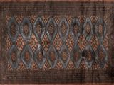 un tapis marron et bleu orné d'un motif