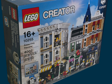 une boîte contenant un kit Lego Creator, sur fond bleu