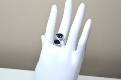 Une bague en argent dite "toi et moi" sertie de 2 saphirs fa…