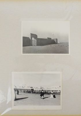 une photo en noir et blanc d'un groupe de personnes sur une plage
