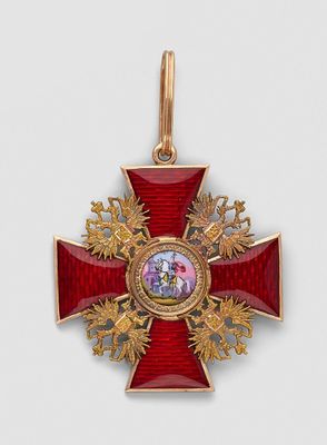 une image représentant une croix rouge et dorée sur laquelle figure le portrait d'un homme
