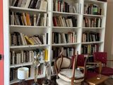 des bibliothèques dans un salon rempli de nombreux livres et de meubles