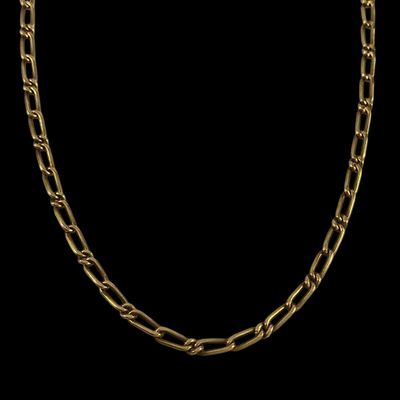 un collier à chaîne en or avec un maillon allongé sur fond noir