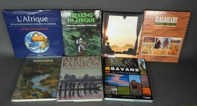 Plusieurs livres sont posés sur une table devant un fond noir.