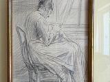 un dessin représentant une femme assise sur une chaise devant une fenêtre