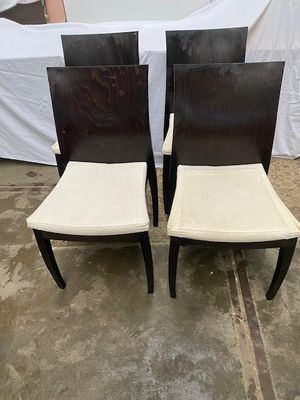 paire de chaises de salle à manger modernes avec assises rembourrées en noir et blanc