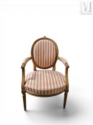 une image représentant une chaise en bois dont l'assise est recouverte d'un tissu rayé