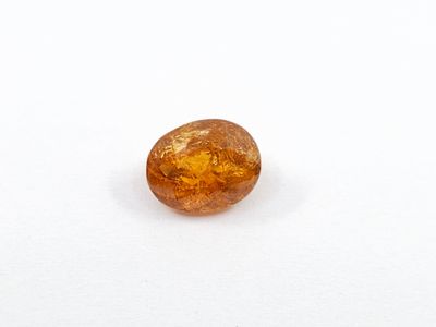 un saphir jaune sur un fond blanc