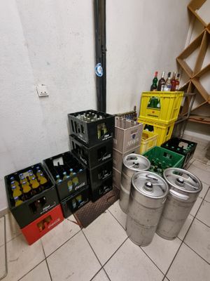 de nombreux fûts et caisses de bière dans un coin de la pièce