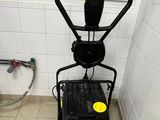 une machine qui se trouve dans un coin de la salle de bains