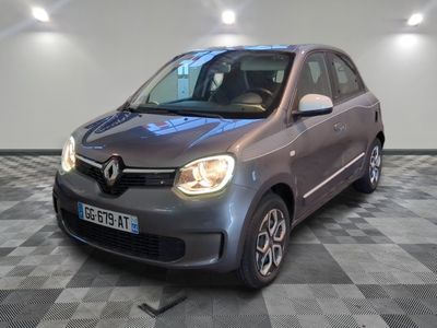 la photo d'une petite voiture garée dans un garage