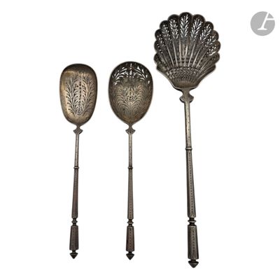 trois cuillères en argent et une cuillère ornée d'un coquillage