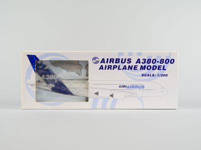 une maquette d'avion dans une boîte posée sur une surface blanche
