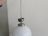 une personne qui tient une ampoule dans la main