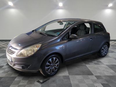 la photo d'une voiture grise garée dans un garage