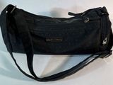 une photo d'un sac à main noir muni d'une bandoulière