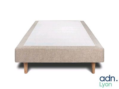 un gros plan d'un lit sur lequel est posé un matelas