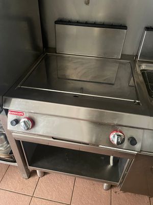 une plaque de cuisson en acier inoxydable équipée de deux feux