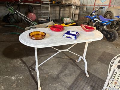 une table blanche sur laquelle sont posés des bols, dans un garage