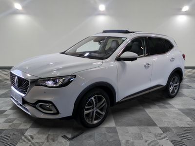 le suv blanc est garé dans le garage sur un sol en damier