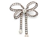une broche en forme de nœud, ornée de diamants et de perles